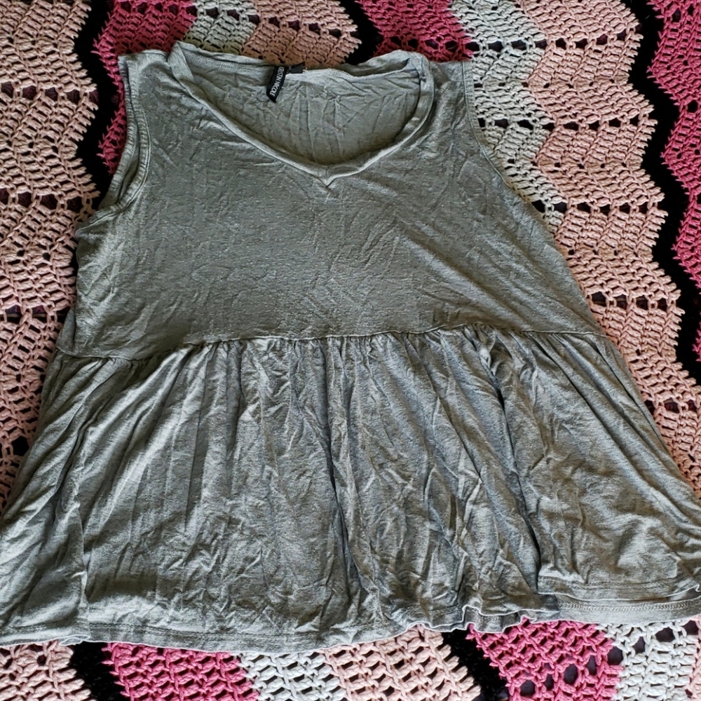 Cute gray flowy peplum tank top